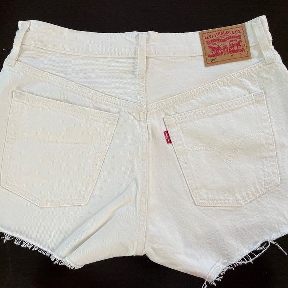 Levi’s 501 shorts cream dragonfly embroidered size 28 - Picture 2 of 6